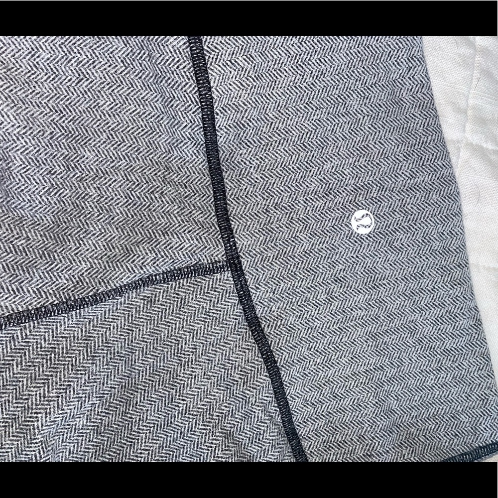 Wunder Under Herringbone Sweater Lululemon leggings. Size 6